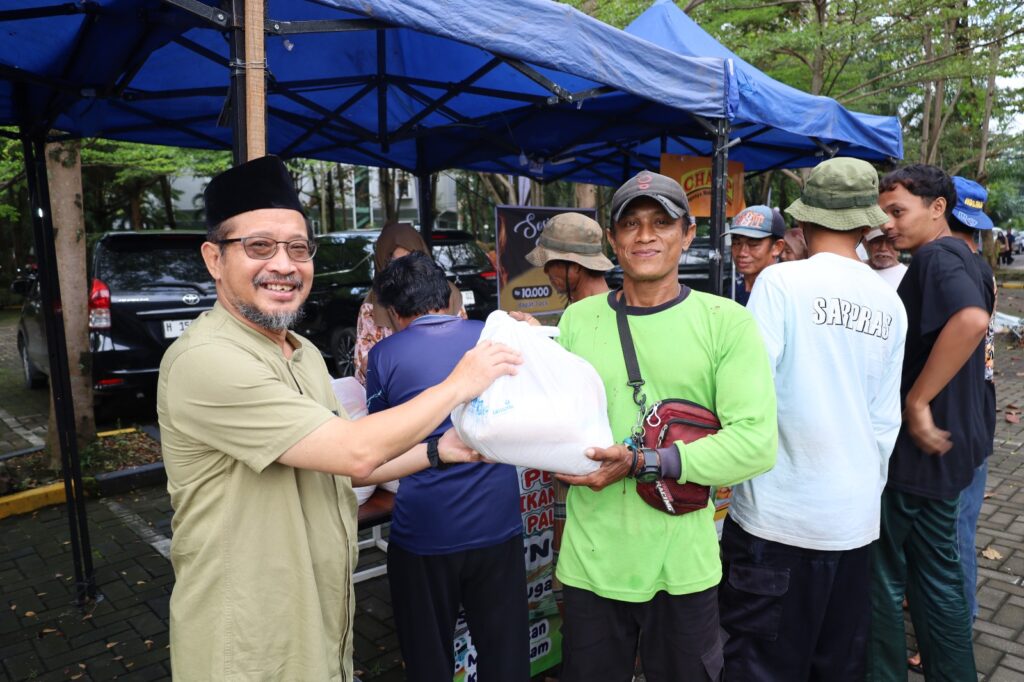 UNIMUS Distributes Affordable and Free Basic Food Packages for Employees as a Form of Campus Social Care